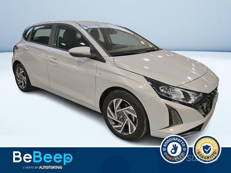 Usata Hyundai i20 100 CV (73 kW) 2023 Beige metallizzato Utilitaria
