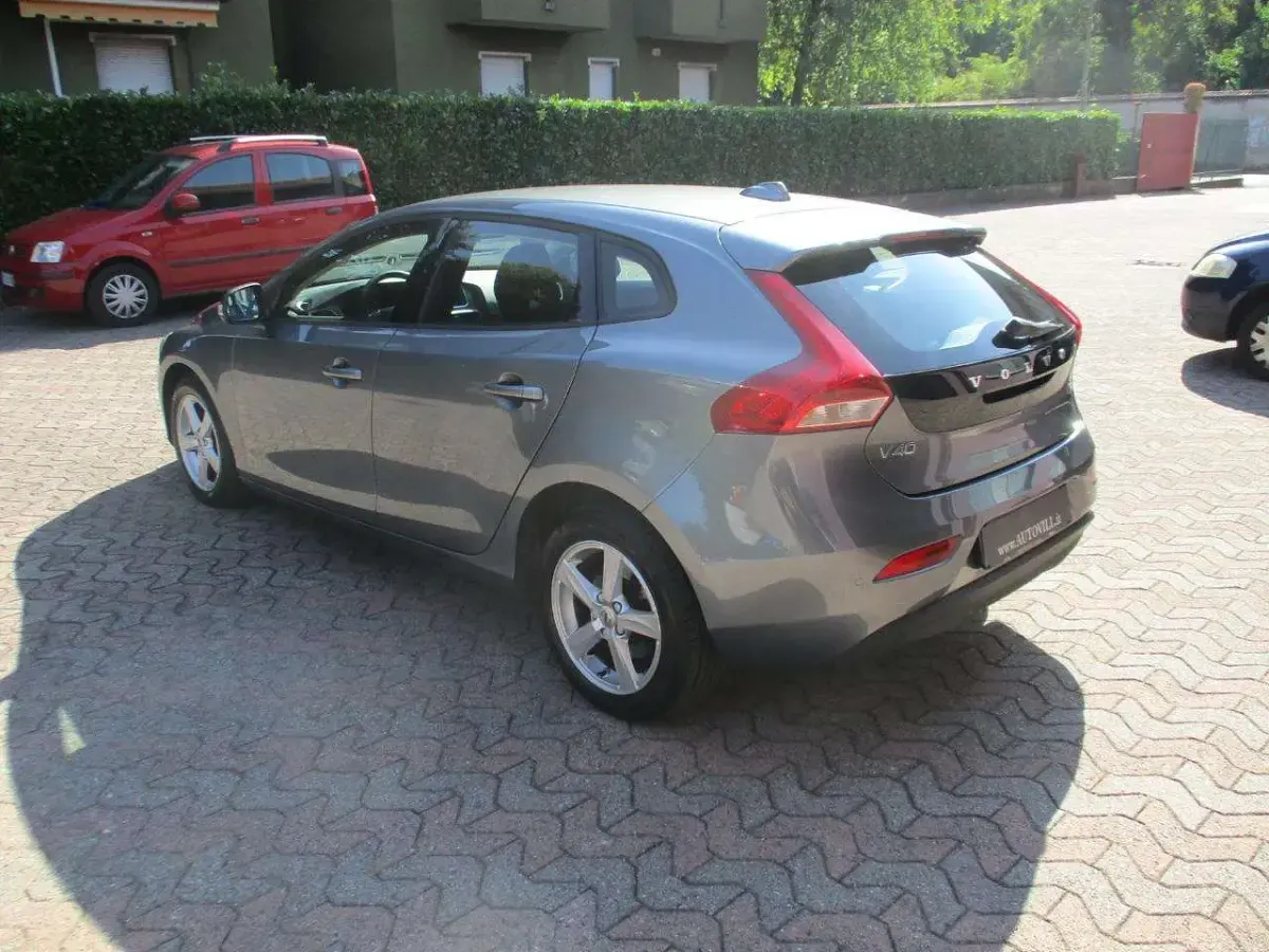 Usata Volvo V40 Business Edition 122 CV (89 kW) 2017 Grigio Berlina