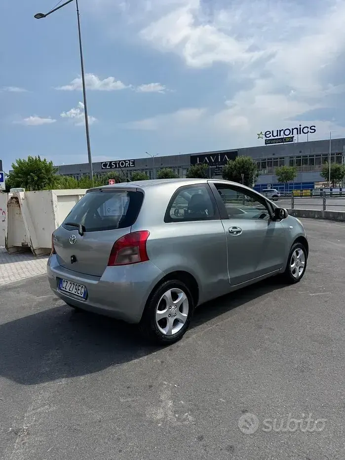 Usata Toyota Yaris Sol 69 CV (50 kW) 2006 Grigio Berlina