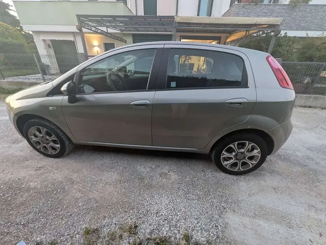 Usata Fiat Grande Punto Dynamic 77 CV (56 kW) 2010 Grigio Utilitaria