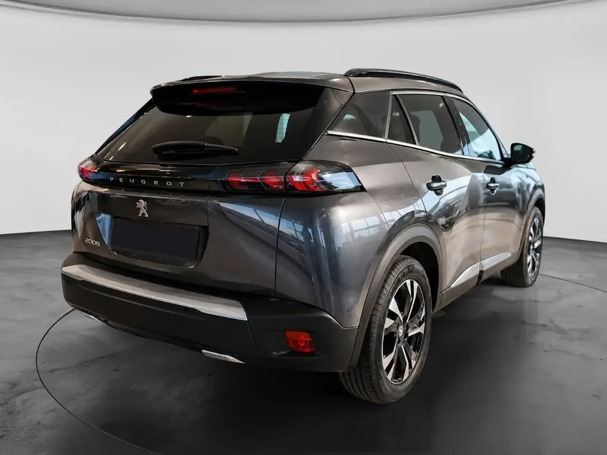 Usata Peugeot 2008 Allure 131 CV (96 kW) 2023 Grigio platino SUV