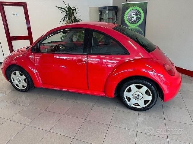 Usata VW New Beetle 102 CV (75 kW) 2000 Rosso Utilitaria