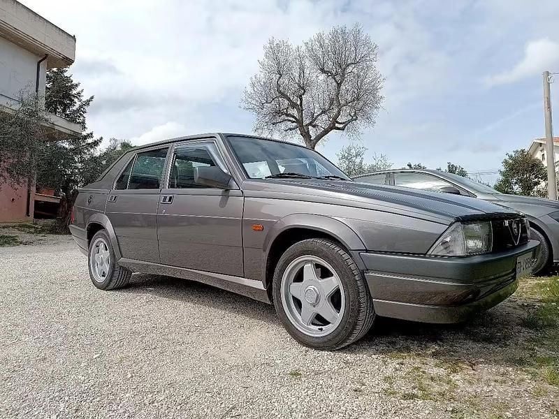 Usata Alfa Romeo 75 148 CV (108 kW) 1990 Grigio Berlina