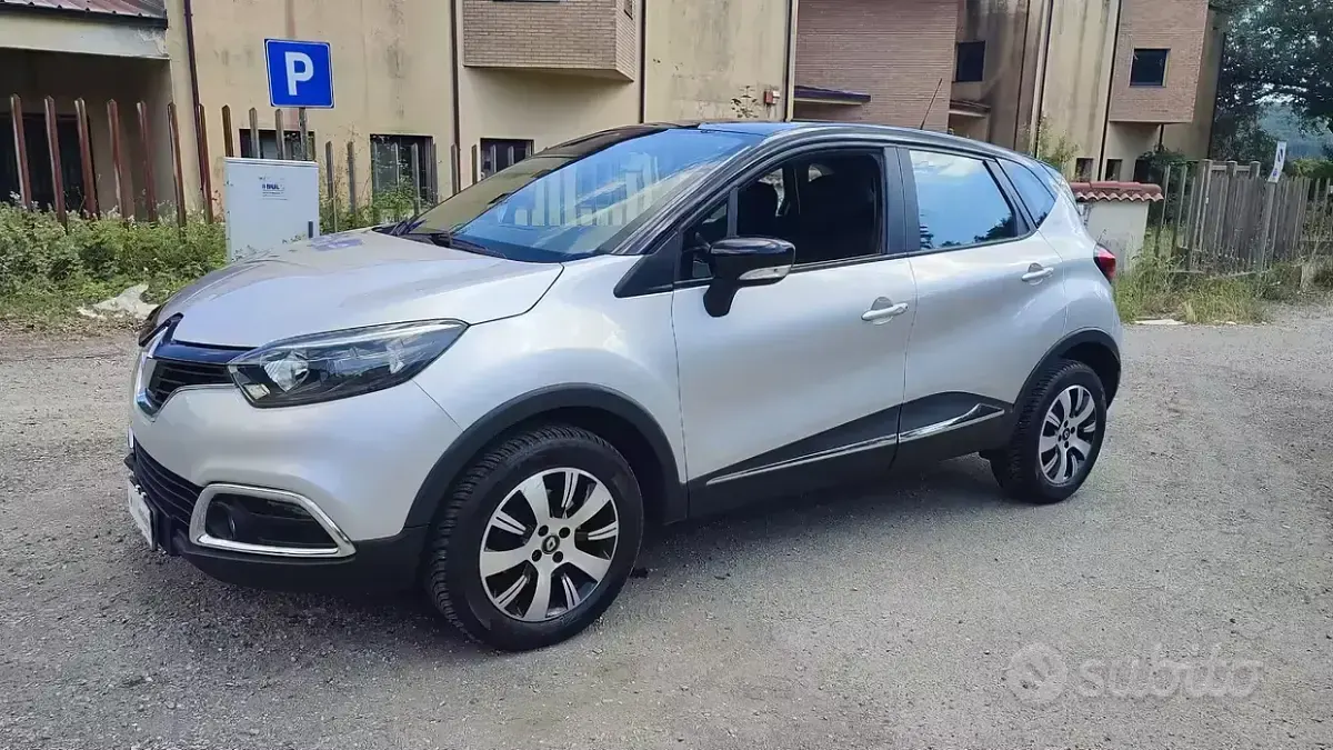 Usata Renault Captur Zen 90 CV (66 kW) 2017 Grigio SUV