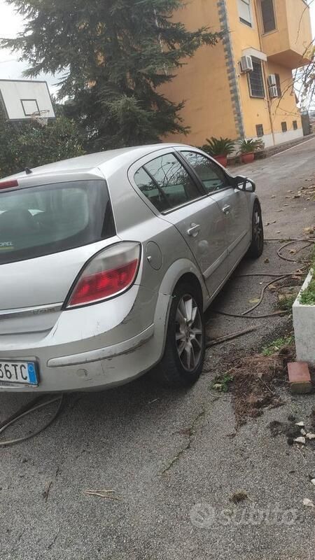 Usata 2005 Opel Astra Tre volumi | 900 € (Ottimo prezzo) - Immagine 1/3