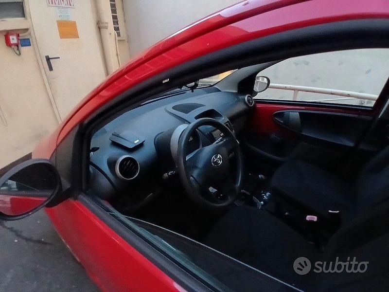Usata Toyota Aygo 72 CV (52 kW) 2010 Rosso Utilitaria