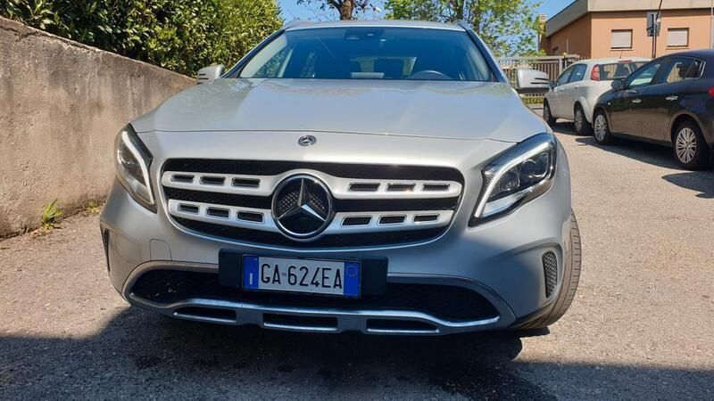 Usata Mercedes GLA180 Business 122 CV (89 kW) 2020 Grigio SUV