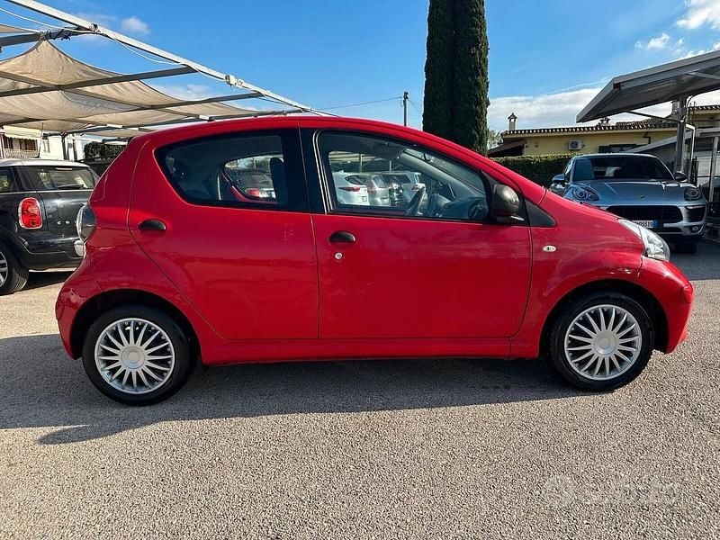 Usata Toyota Aygo Connect Style 68 CV (50 kW) 2014 Rosso Utilitaria