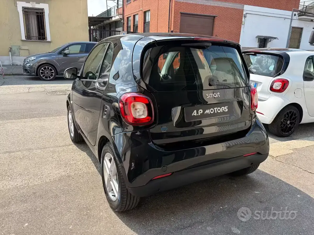 Usata Smart ForTwo Electric Drive Pure 41 kW (56 CV) 2021 Nero Berlina