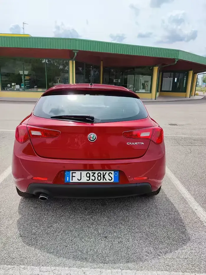 Usata Alfa Romeo Giulietta 120 CV (88 kW) 2017 Rosso Utilitaria