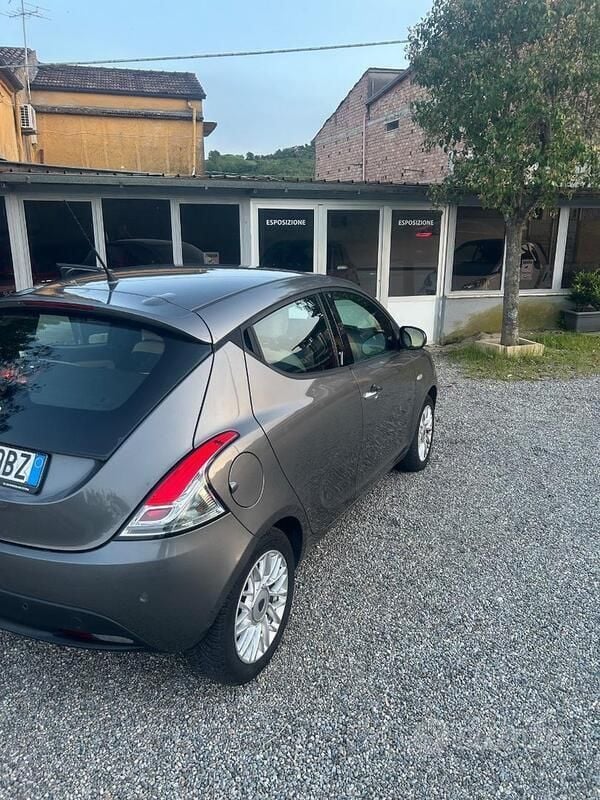 Usata Lancia Ypsilon 95 CV (69 kW) 2015 Grigio Utilitaria