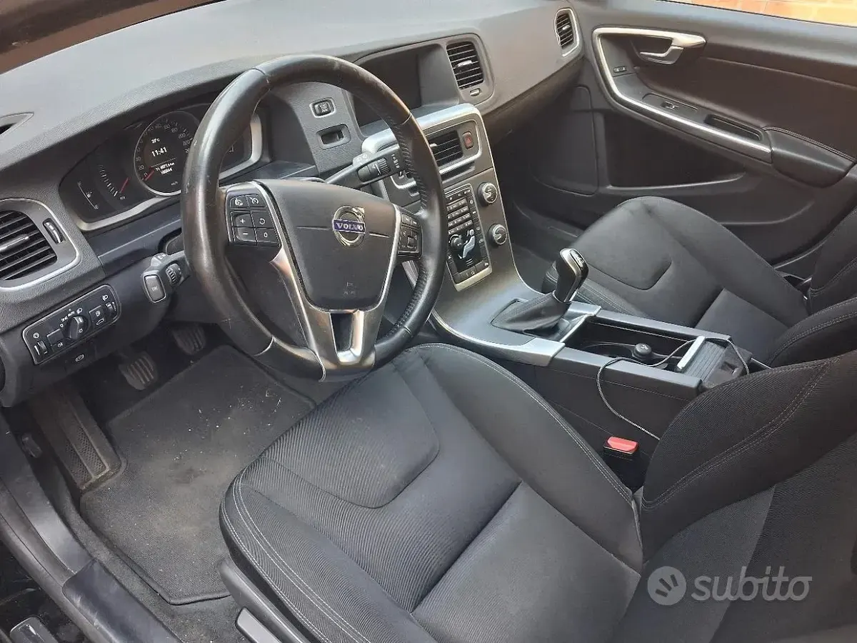 Usata Volvo V60 120 CV (88 kW) 2018 Nero Station wagon