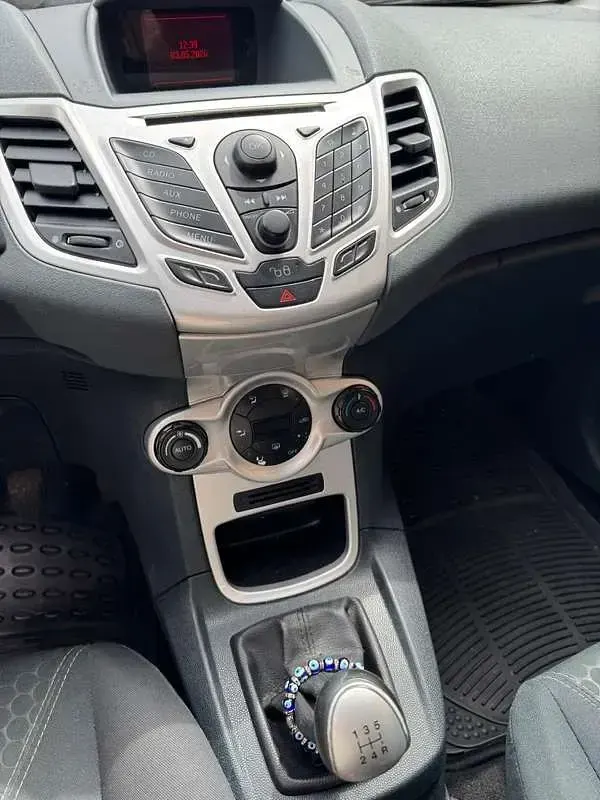 Usata Ford Fiesta Titanium 82 CV (60 kW) 2010 Argento Berlina