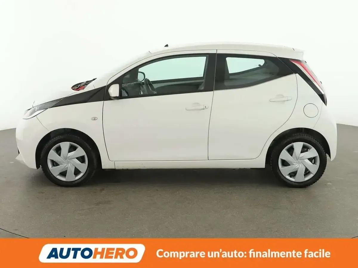 Begagnad Toyota Aygo X-play 70 HK (51 kW) 2016 Vit Halvkombi