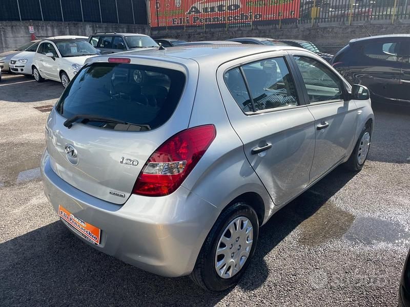 Usata Hyundai i20 77 CV (56 kW) 2012 Grigio Monovolume