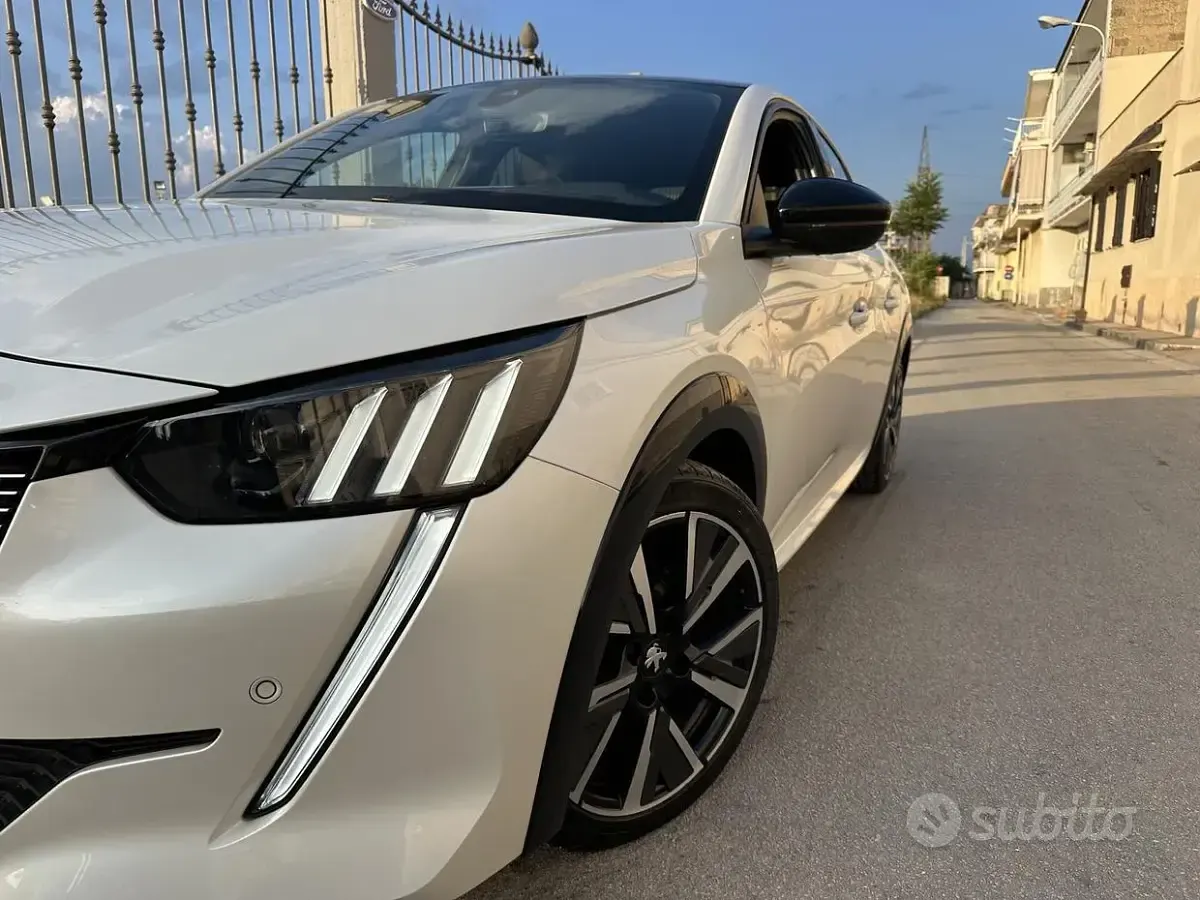Usata Peugeot 208 GT-line 102 CV (75 kW) 2020 Bianco Utilitaria