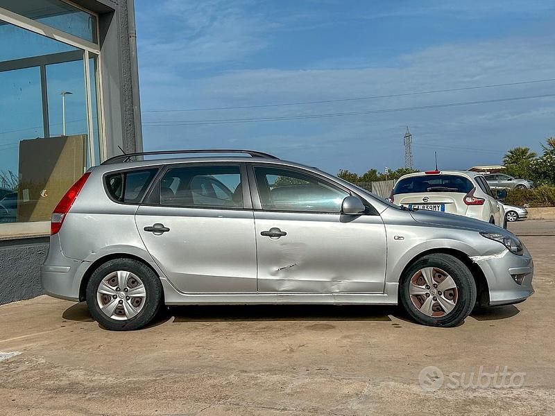 Usata Hyundai i30 Comfort 109 CV (80 kW) 2011 Argento Station wagon