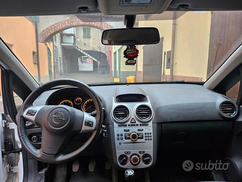 Usata Opel Corsa 75 CV (55 kW) 2012 Bianco Utilitaria
