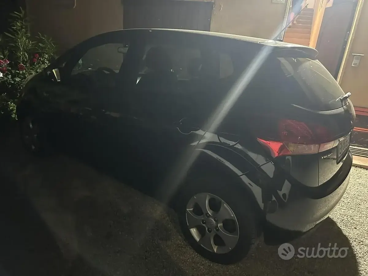 Usata Kia Venga 90 CV (66 kW) 2012 Nero Utilitaria