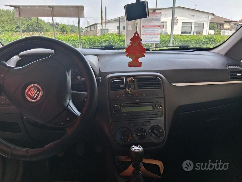 Grigio Usata 2009 Fiat Grande Punto Due volumi | 2200 € (Super prezzo) - Immagine 1/4