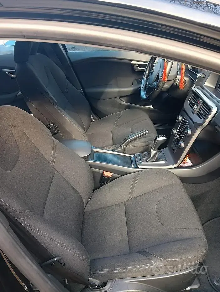 Usado Volvo V40 122 CV (89 kW) 2018 Negro Berlina