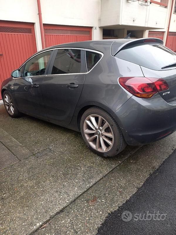 Usata Opel Astra 2012 Marrone Berlina