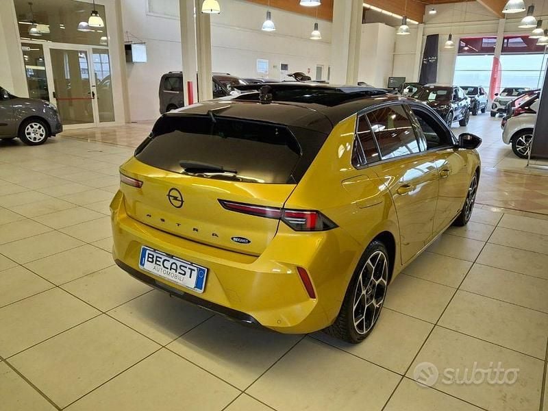 Usata Opel Astra Ultimate 131 CV (96 kW) 2022 Giallo metallizzato Berlina