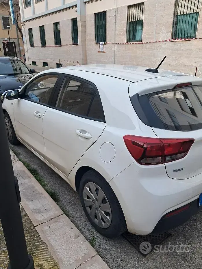 Usata Kia Rio 84 CV (61 kW) 2022 Bianco Berlina