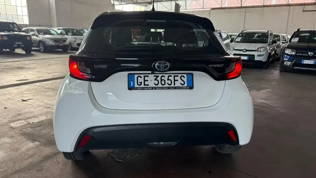 Usata Toyota Yaris Hybrid Active 92 CV (67 kW) 2021 Bianco Berlina