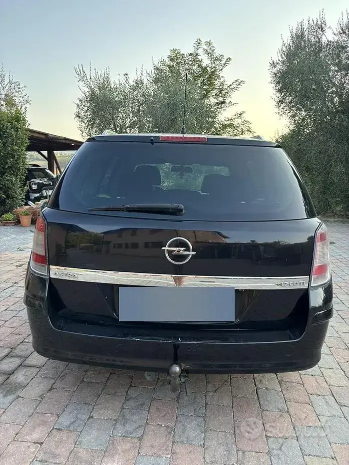 Usata Opel Astra 101 CV (74 kW) 2008 Nero Station wagon