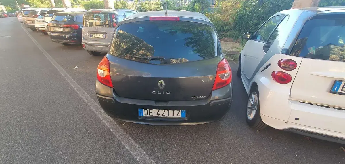 Usata Renault Clio II Authentique 75 CV (55 kW) 2007 Berlina