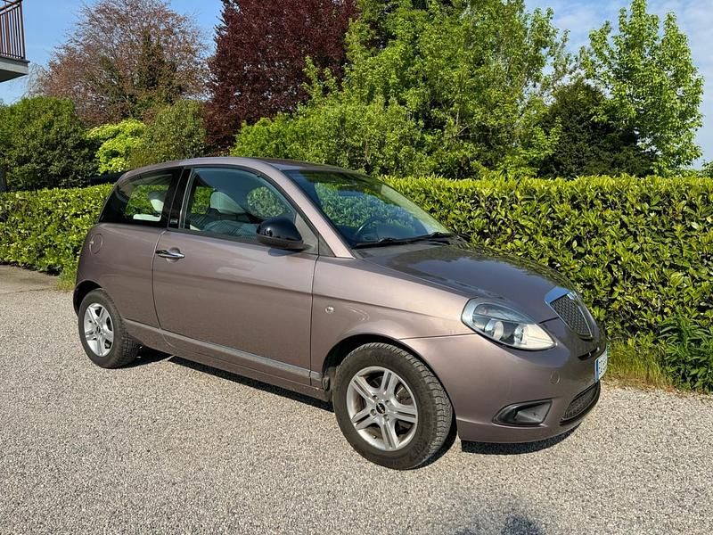 Usata Lancia Ypsilon 75 CV (55 kW) 2011 Viola Utilitaria