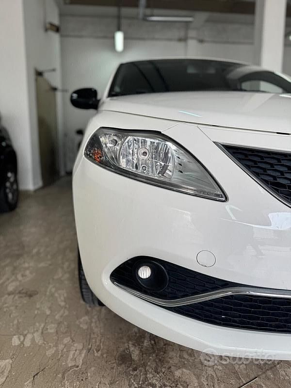 Usata Lancia Ypsilon Platinum 69 CV (50 kW) 2015 Bianco Utilitaria
