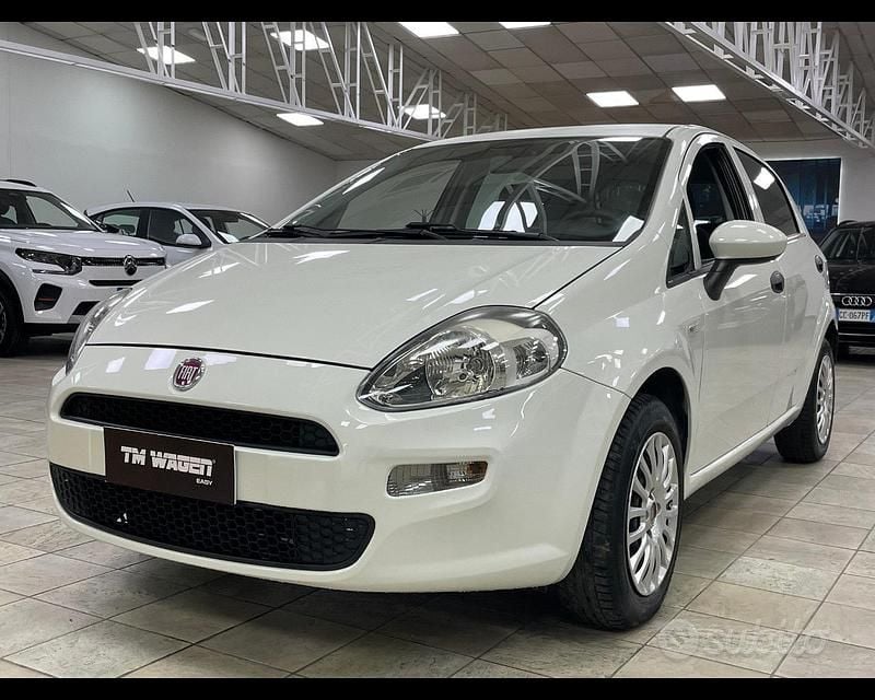 Giallo Usata 2015 Fiat Punto Lounge Tre volumi | 7499 € (Cara) - Immagine 1/4