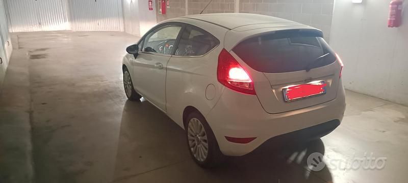 Usata Ford Fiesta Titanium 82 CV (60 kW) 2009 Bianco Utilitaria