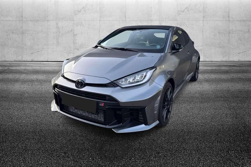 Usata Toyota Yaris 280 CV (205 kW) 2024 Grigio Utilitaria