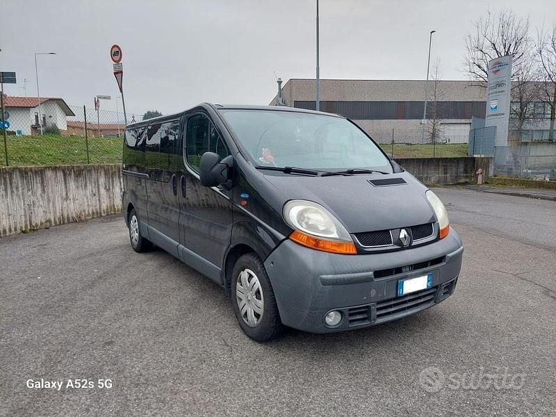 Begagnad Renault Trafic 135 HK (99 kW) 2005 Svart Minibuss