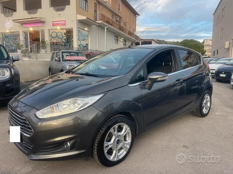 Usata Ford Fiesta Titanium 95 CV (69 kW) 2016 Grigio Berlina