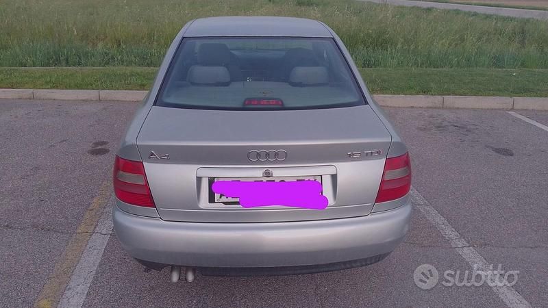 Usata Audi A4 Ambiente 110 CV (80 kW) 1998 Grigio Berlina