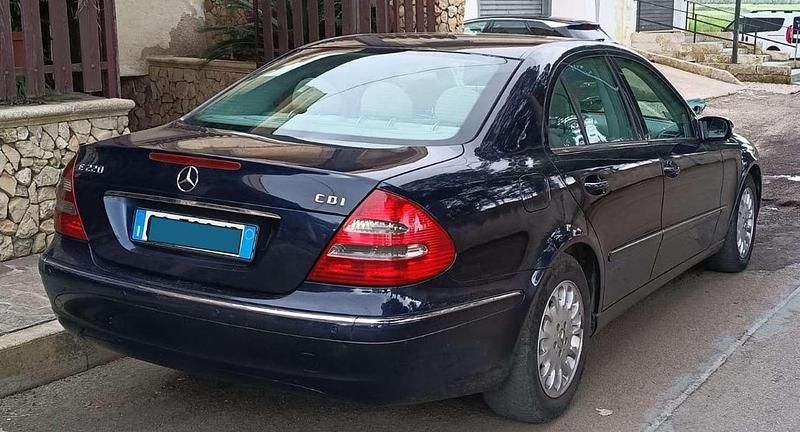 Usata Mercedes E220 Elegance 150 CV (110 kW) 2005 Blu/azzurro Berlina