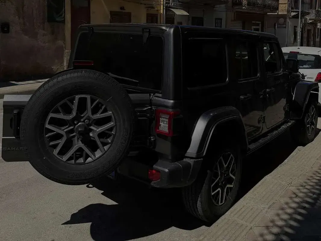 Usata Jeep Wrangler Sahara 272 CV (200 kW) 2025 Grigio SUV