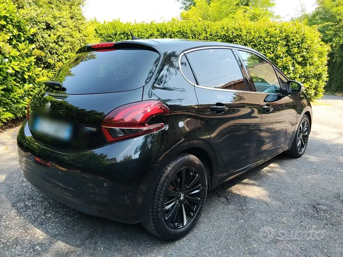 Usata Peugeot 208 Allure 110 CV (80 kW) 2016 Nero Utilitaria