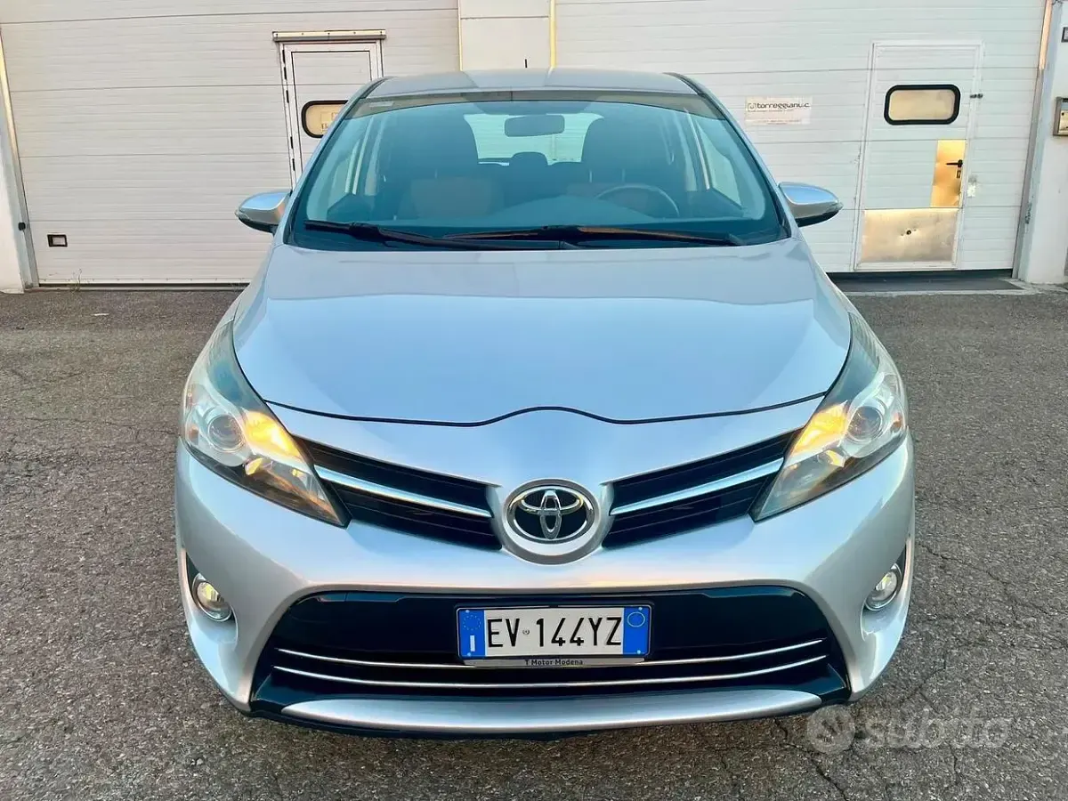 Usata Toyota Verso Active 111 CV (81 kW) 2014 Grigio Monovolume