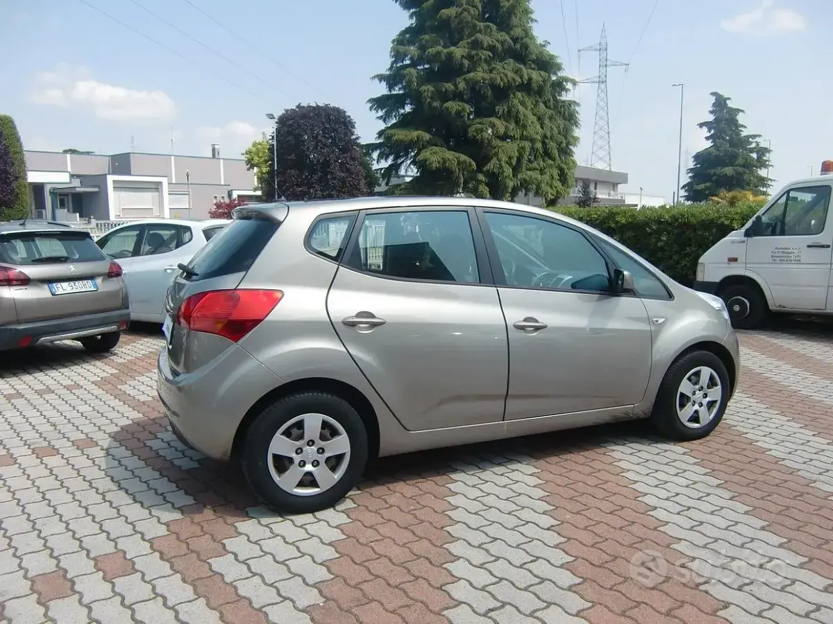 Usata Kia Venga 90 CV (66 kW) 2013 Beige Utilitaria