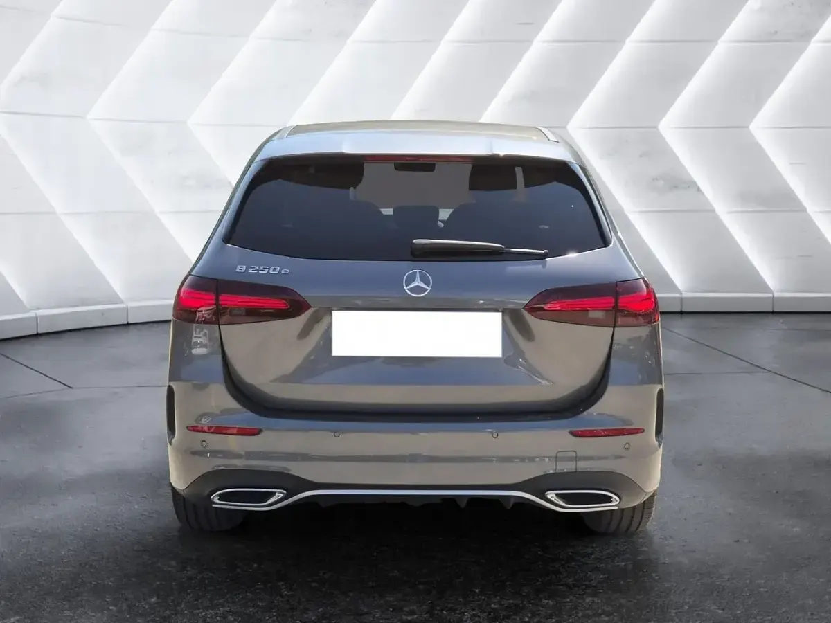 Usata Mercedes B250 Advanced Plus 163 CV (119 kW) 2025 Grigio scuro Utilitaria