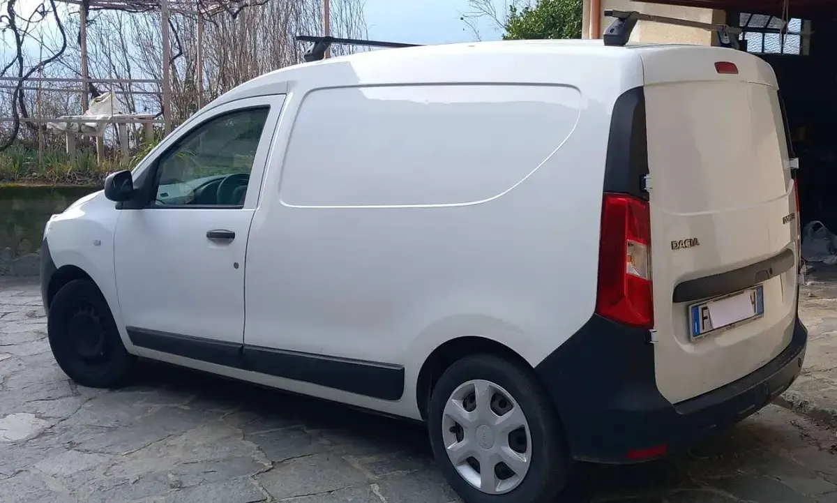 Usata Dacia Dokker Lauréate 83 CV (61 kW) 2016 Bianco Monovolume