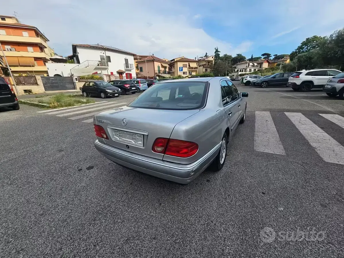 Usata Mercedes E200 136 CV (100 kW) 1997 Grigio Berlina