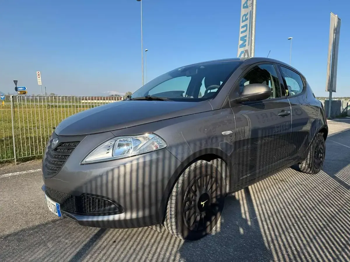 Usata Lancia Ypsilon Gold 69 CV (50 kW) 2015 Grigio Utilitaria