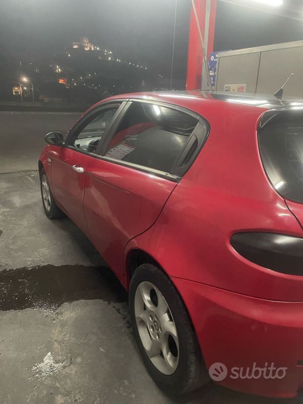 Rosso Usata 2008 Alfa Romeo 147 Exclusive Due volumi | 2600 € (Buon prezzo) - Immagine 1/4
