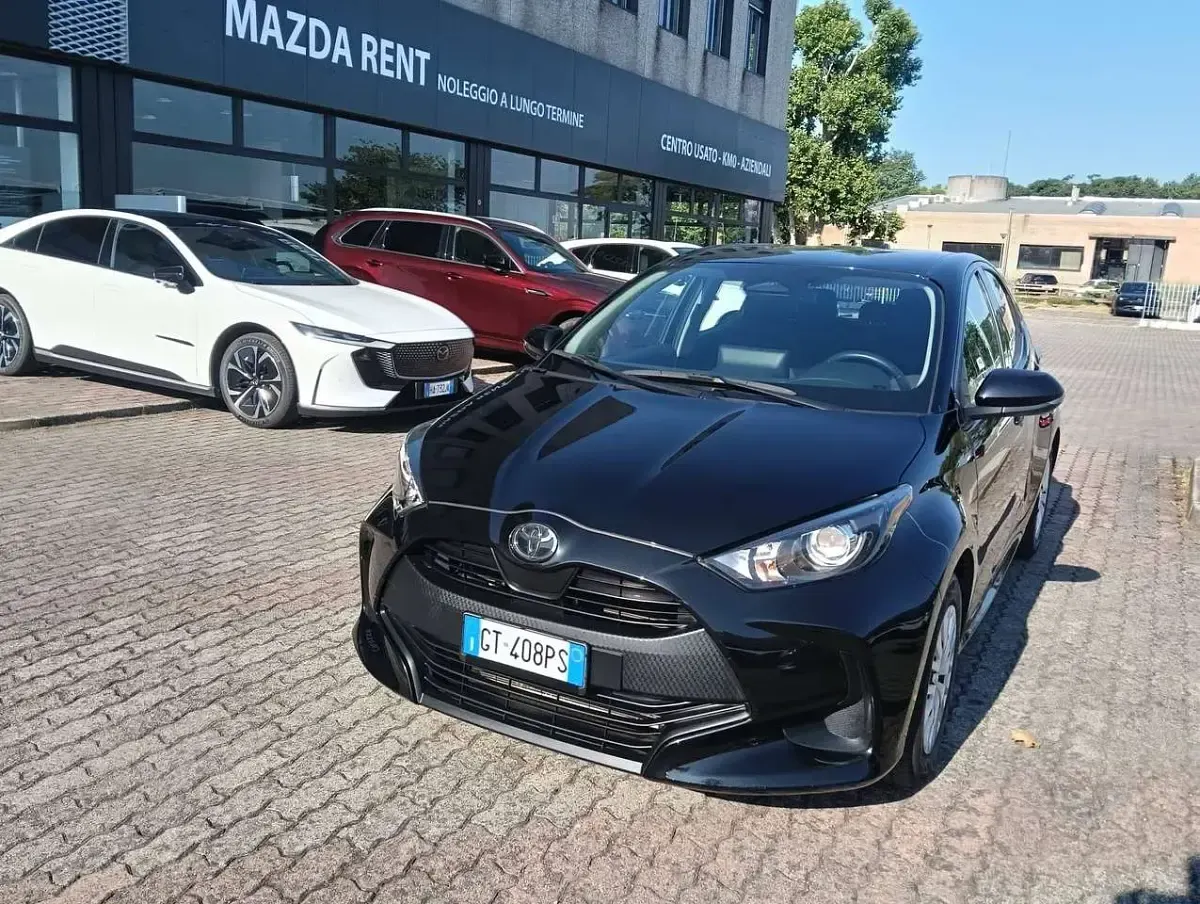 Usata Toyota Yaris Hybrid Active 92 CV (67 kW) 2024 Nero Berlina